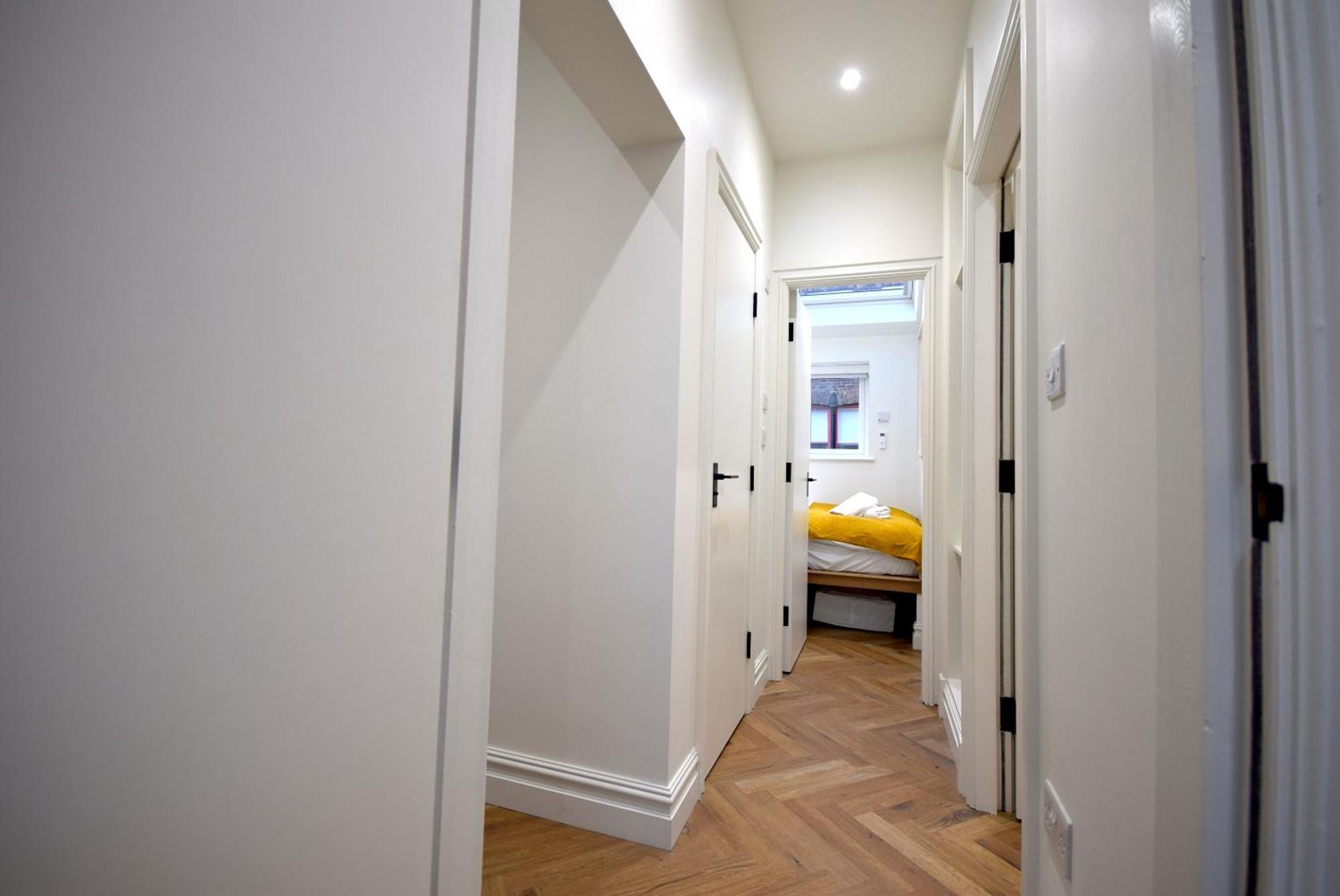 Cityescape - 2br En-suite Sofa Bed Nq *